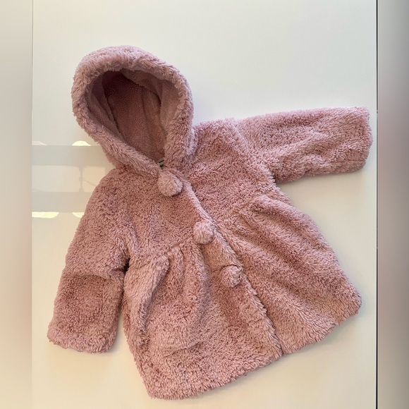 American Widegeon Faux Fur Coat
-Size 2
-Pink
-Hoodie coat
-Snap button closure - Picture 1 of 4